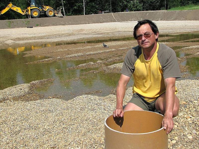 Roura na kraji budované třetí nádrže. Slouží ke kontrole přiváděné splaškové vody. Výpusť je na protilehlé straně