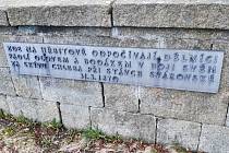 Na držkovském hřbitově odpočívají také dělníci „padlí olovem a bodákem v boji svém za skývu chleba při stávce svárovské 31. března 1870“, jak praví text, zachovaný z původního památníku.
