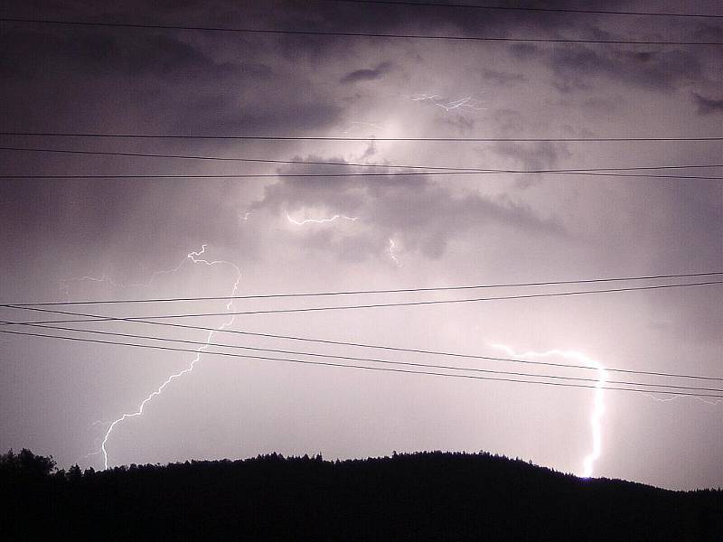 Nad Jabloneckem se prohnala bouře. Snímky fotografované z Vesce směrem k Jablonci. 