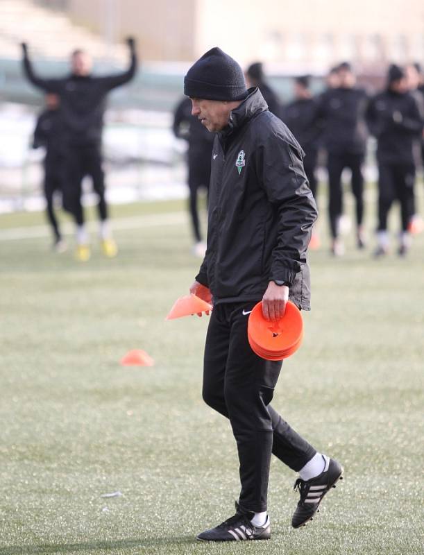 Fotbalisté Jablonce zahájili ve středu zimní přípravu. Na snímku chystá kužely trenér Václav Kotal.