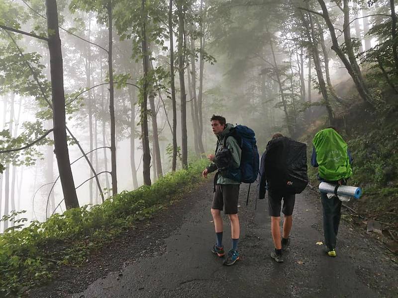 Momentky z pětisetkilometrového pochodu jabloneckých Trail Brothers.