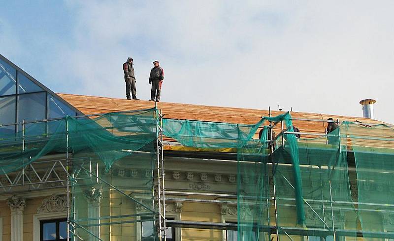 FOTO č. 3 Poznáte, na které budově pracují dělníci na střeše? 