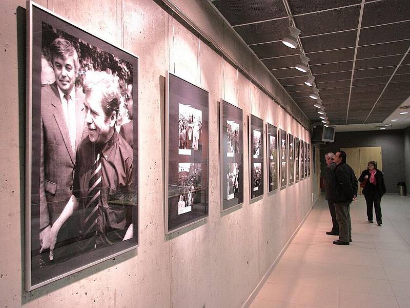 Vernisáží v úterý 17. listopadu začala v jabloneckém Eurocentru výstava autorských snímků Bohumila Jakoubě  věnovaná 20. výročí s názvem Sametový Jablonec 1989–1992. 