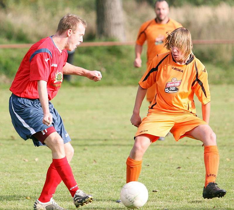 Fotbalisté Rychnova doma nestačili na Josefův Důl (v oranžovém) a prohráli 1:2.