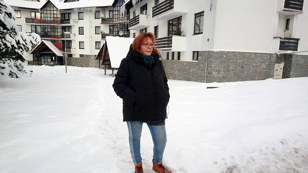 Dagmar Tothová před domem, kde žije skoro 30 let.