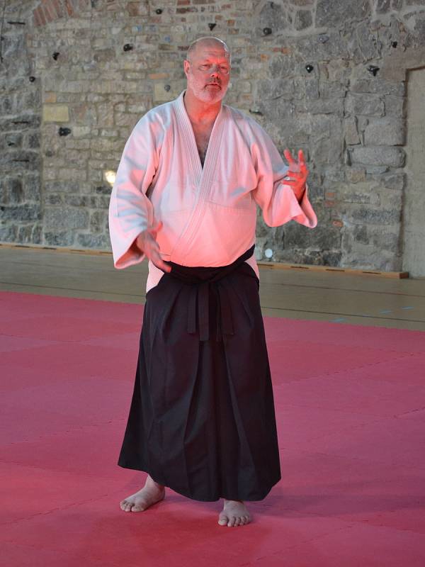 Dva věhlasní zahraniční mistři bojového umění, aikido a taichi, vedou sportovní kemp v nejvýše položené osadě Jizerských hor na Jizerce.