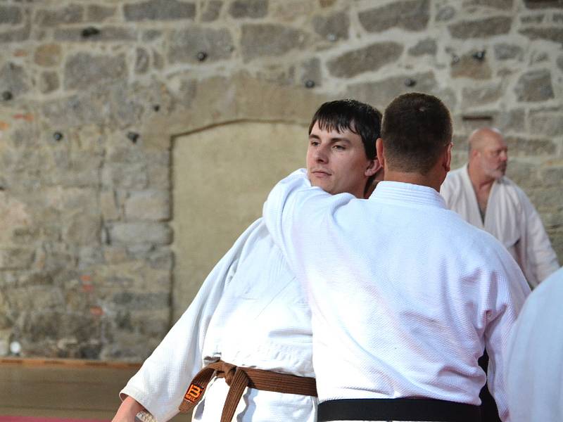 Dva věhlasní zahraniční mistři bojového umění, aikido a taichi, vedou sportovní kemp v nejvýše položené osadě Jizerských hor na Jizerce.