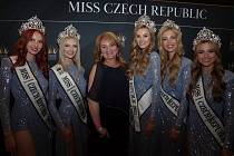 Finále soutěže Miss Czech Republic 2022 ozdobily korunky z jablonecké šperkařské dílny.