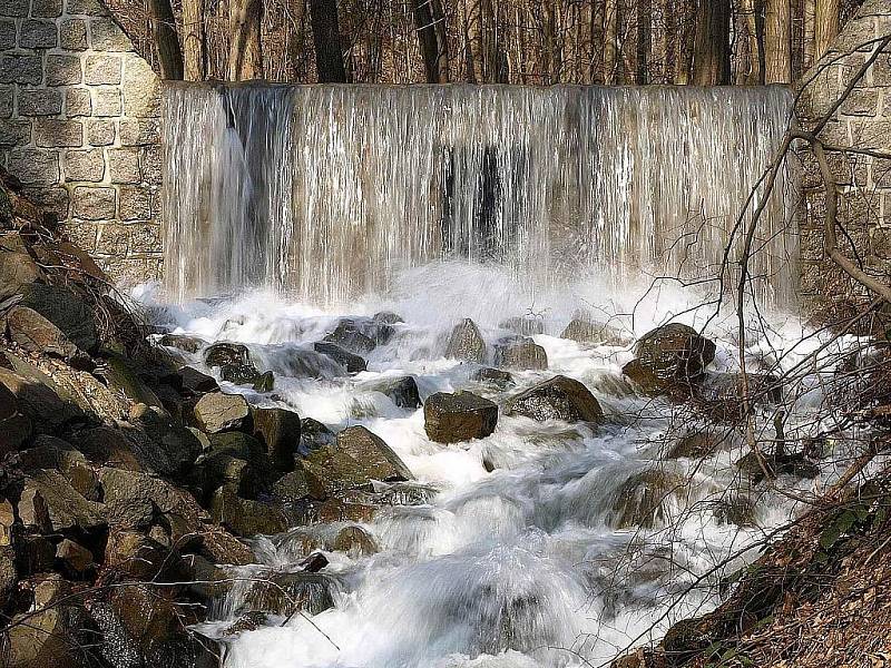 FOTO č. 2. Tající sníh vytváří na regulovaném toku krásné kaskády. 