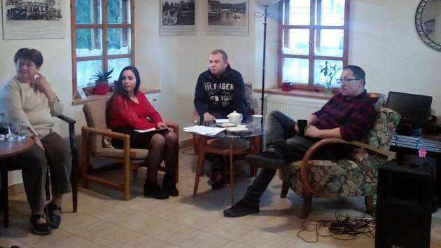 V Domě Českoněmeckého porozumění v jabloneckých Rýnovicích proběhl Romský večer, při kterém mladí romští studenti pohovořili, jak se jim žije mezi námi.