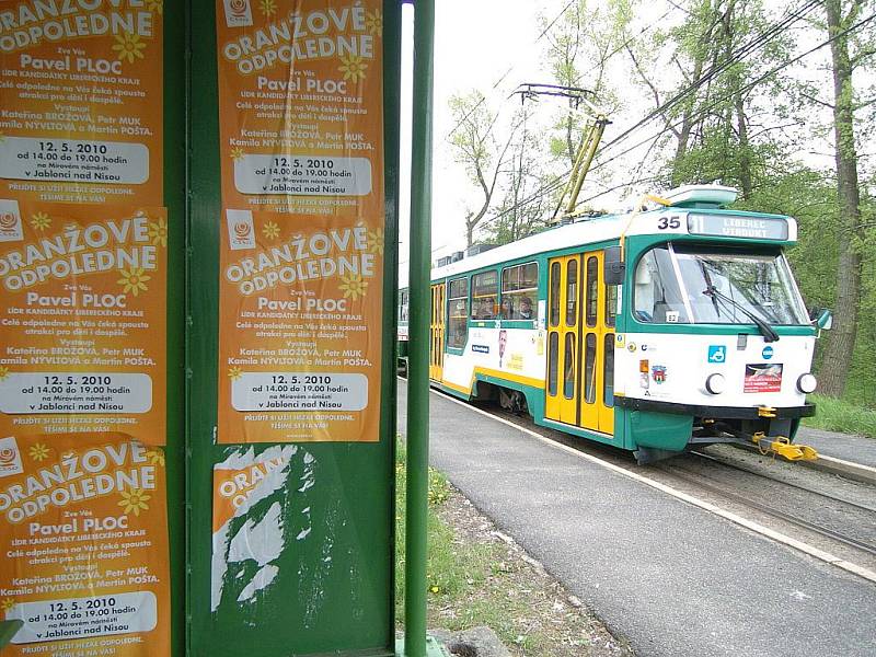 Škody na polepené zastávce tramvaje v Proseči budou pracovníci Dopravního podniku města Liberce vyčíslovat.