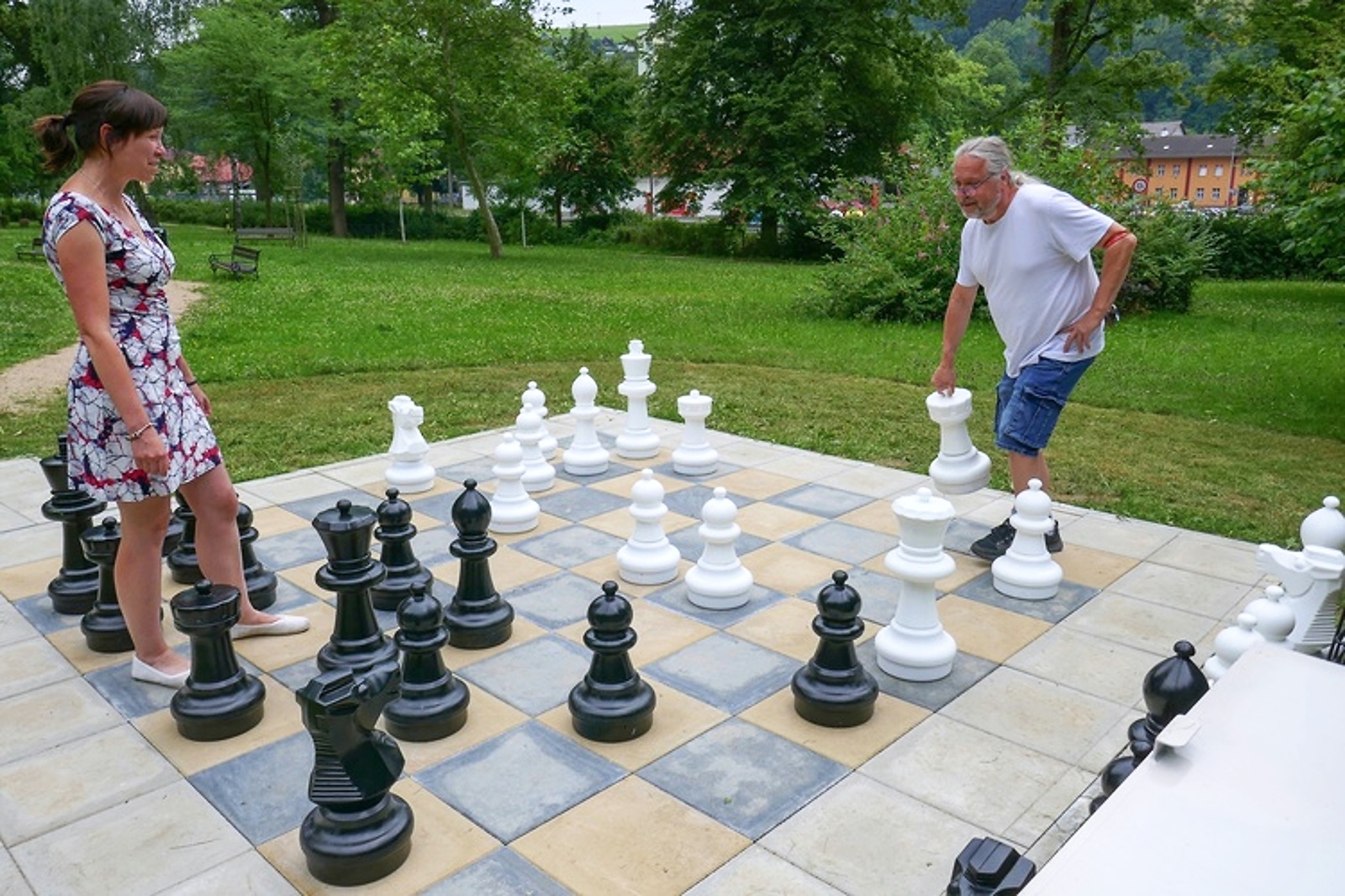FOTO: Hra králů. V železnobrodském parku si mohou lidé zahrát šachy -  Jablonecký deník