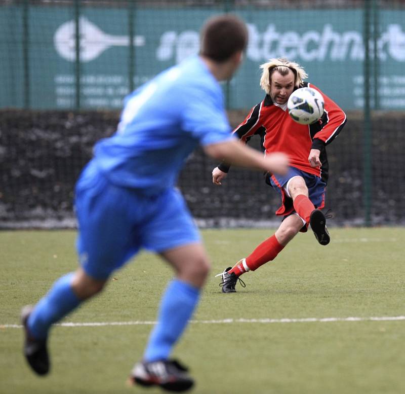 Desná porazila v 19. kole krajského přeboru Velké Hamry (v červeném) těsným rozdílem 1:0.