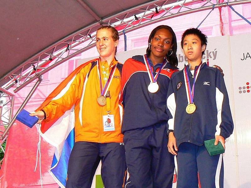 Vítězové deseti finálových atletických disciplín ze čtvrtka 9. července. Medaile před jabloneckou radnicí  předávala prezidentka Global Games 2009 Alena Erlebachová a starosta Jablonce Petr Tulpa.