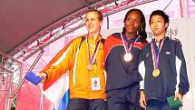 Vítězové deseti finálových atletických disciplín ze čtvrtka 9. července. Medaile před jabloneckou radnicí  předávala prezidentka Global Games 2009 Alena Erlebachová a starosta Jablonce Petr Tulpa.