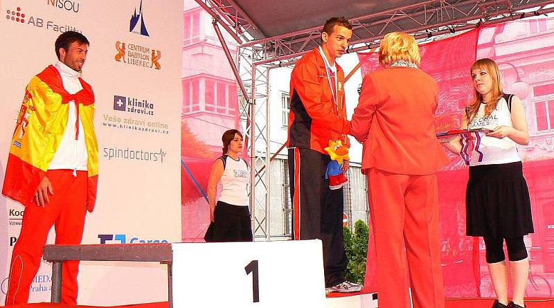 Vítězové deseti finálových atletických disciplín ze čtvrtka 9. července. Medaile před jabloneckou radnicí  předávala prezidentka Global Games 2009 Alena Erlebachová a starosta Jablonce Petr Tulpa.