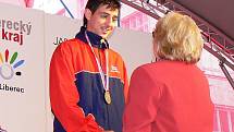 Vítězové deseti finálových atletických disciplín ze čtvrtka 9. července. Medaile před jabloneckou radnicí  předávala prezidentka Global Games 2009 Alena Erlebachová a starosta Jablonce Petr Tulpa.