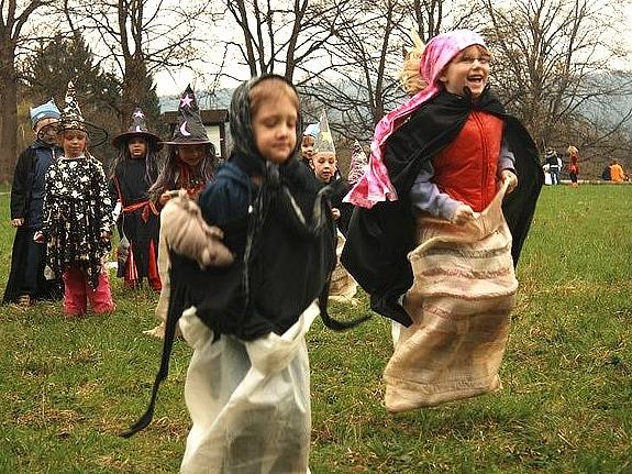 Studenti Soukromé obchodní akademie v Jablonci uspořádali čarodějnice pro děti ze sedmi mateřinek.