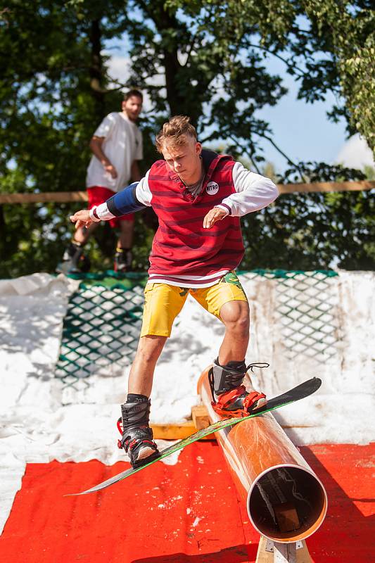 Další ročník oblíbené freestylové akce Jablonec Summer Jib proběhl 20. srpna v areálu Slunečních lázní v Jablonci nad Nisou. Závodníci na lyžích a snowboardu předvedli triky na překážkách na dovezeném sněhu.