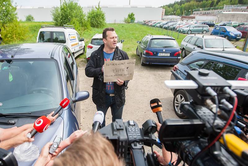 Petr Veselý z Ústí nad Labem přijel 22. května na podporu Jiřího Kajínka k věznici v Rýnovicích a přivezl mu tisíc korun. Sám je bývalý vězeň..