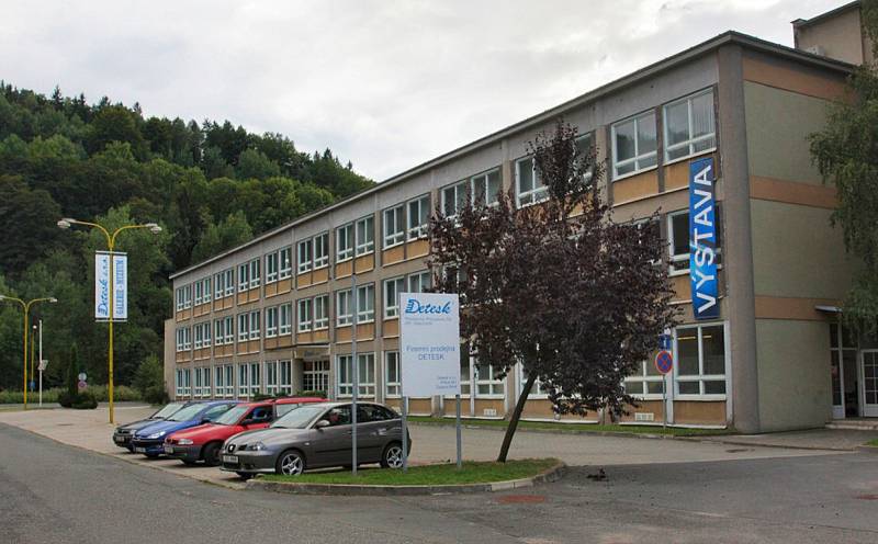 Bývalá administrativní budova podniku Železnobrodské sklo, dnes zrekonstruovaná slouží k výrobě společnosti Detesk.