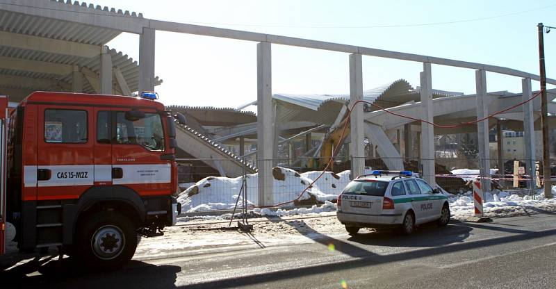 Po nárazu bagru se stavba OBI zřítila jako domek z karet. Nikomu se naštěstí nic nestalo.