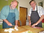 Speciality myslivecké kuchyně připravují myslivci Jaroslav Kočárek a Petr Hartman podle vlastních receptů.