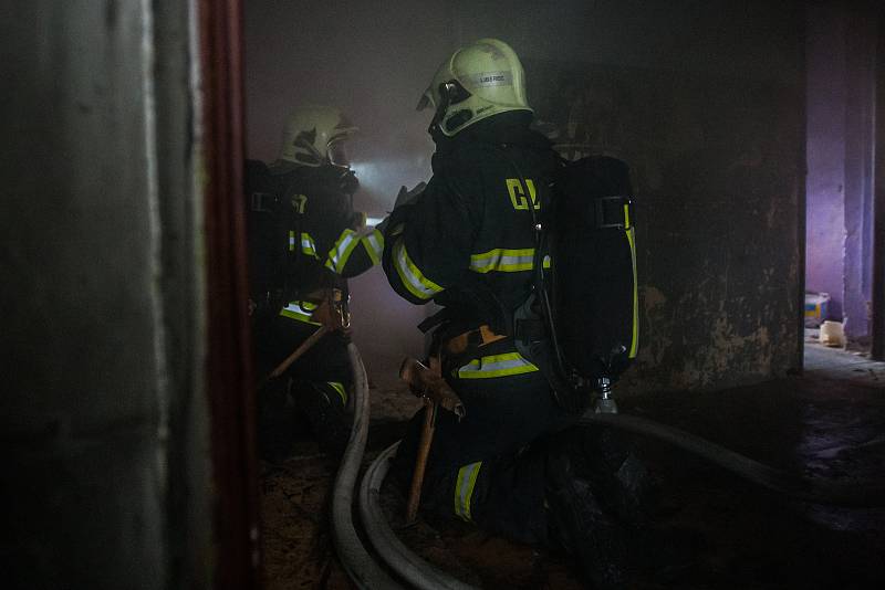 Cvičení hasičů 28. září v Tanvaldě. Jednotka prováděla reálnou simulaci hašení požáru v bytovém objektu.