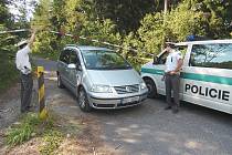 Policisté prohledávali lesy u Rádla. 