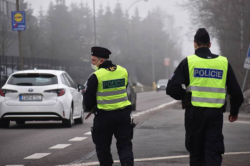 Policisté kontrolují cestující v Libereckém kraji.