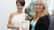 Gabriela Kratochvílová s Olgou Kopalovou z jablonecké firmy ŠENÝR Bijoux, která českou krásku na MISS UNIVERSE vybavuje šperky a národním darem. 