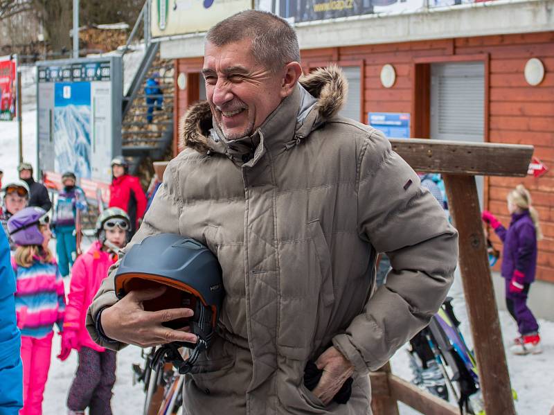 Andrej Babiš navštívil 1. března 2017 Harrachov a Rokytnici nad Jizerou, zavítal do vybraných obchodů se sportovním vybavením a do lyžařského areálu. Návštěva proběhla při příležitosti zahájení druhé vlny EET pro maloobchod a velkoobchod.