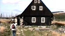 Ginzelův Hnojový dům na Jizerce v srpnu 1995 vyhořel. Na jeho základech postavil roubenku novou. 