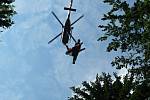 Paraglidista uvízl na stromě pod Kozákovem.