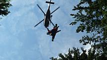 Paraglidista uvízl na stromě pod Kozákovem.