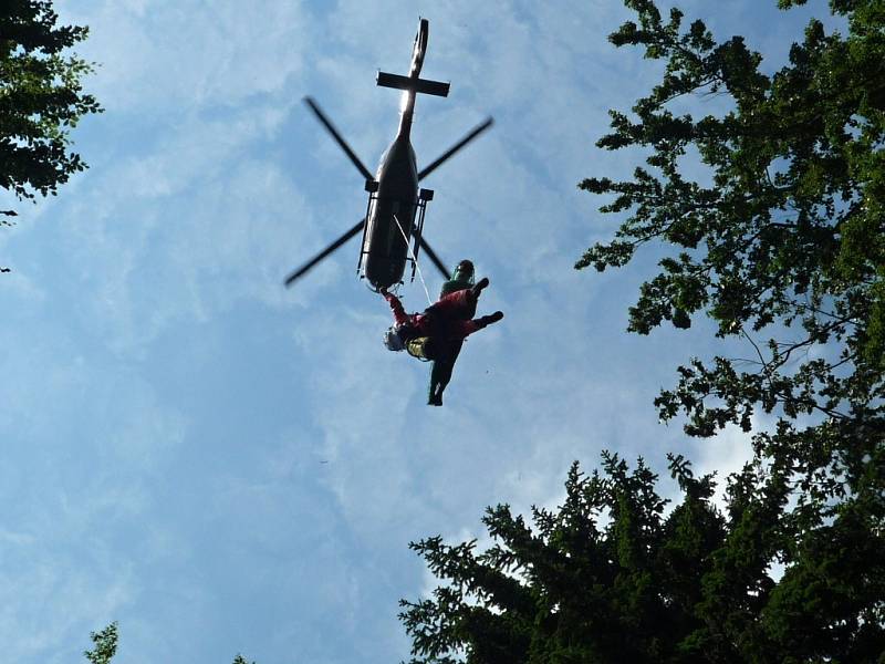 Paraglidista uvízl na stromě pod Kozákovem.