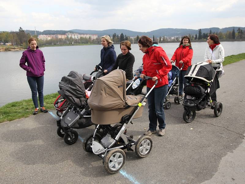 V neděli 13. dubna se na 40 místech České republiky závodilo s kočárky. Maminky a tatínkové si tzv. strollering vyzkoušeli na stometrové trati také v Jablonci nad Nisou u přehrady.