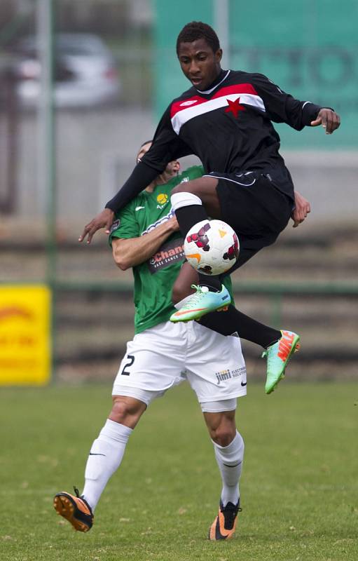 Juniorka Baumitu porazila Slavii Praha 3:1. Na snímku je Joseph Mensah ze Slavie, za ním Lukáš Landovský z Jablonce.