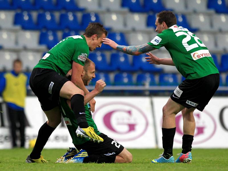 Fotbalisté Jablonce remizovali v Mladé Boleslavi 1:1. Na snímku radost hráčů Jablonce po brance Michala Hubníka (uprostřed). Vlevo Jan Kopic a vpravo Ondřej Vaněk.