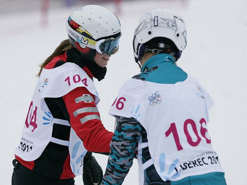 Ve skiareálu Rejdice vyhrála v paralelním obřím slalomu na snowboardu na evropské olympiádě mládeže EYOWF 2011 Ester Ledecká.  Na snímku přijímá gratulaci od poražené finalistky Tanjy Bruggerové z Rakouska.