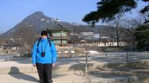 10. SVĚTOVÉ ZIMNÍ HRY SPECIÁLNÍCH OLYMPIÁD v korejském zimním středisku Pchjongčchang. Hry si kladou za cíl demonstrovat jednotu a překonání rozdílu v regionálním původu, politickém vyznání, věku, rase a vyznání.