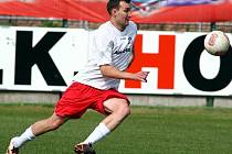 Karel Vrabec oblékal taky dres FK Jablonec. Neodmítl ale nabídku a začal hrát v Německu. A hraje dodnes. Na tréninky několikrát týdně dojíždí.