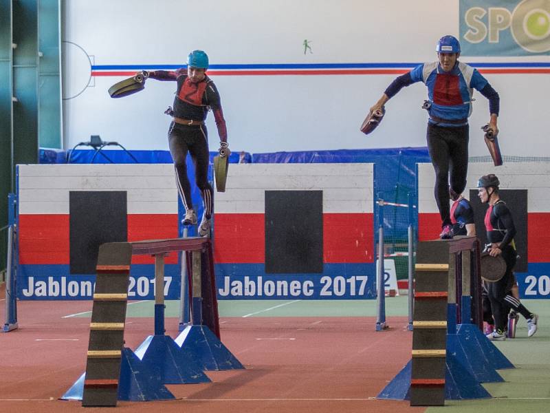 HASIČI odstartovali sezonu závodů požárního sportu. Do Jablonce přijeli  i zástupci Slovenska a  Polska. 