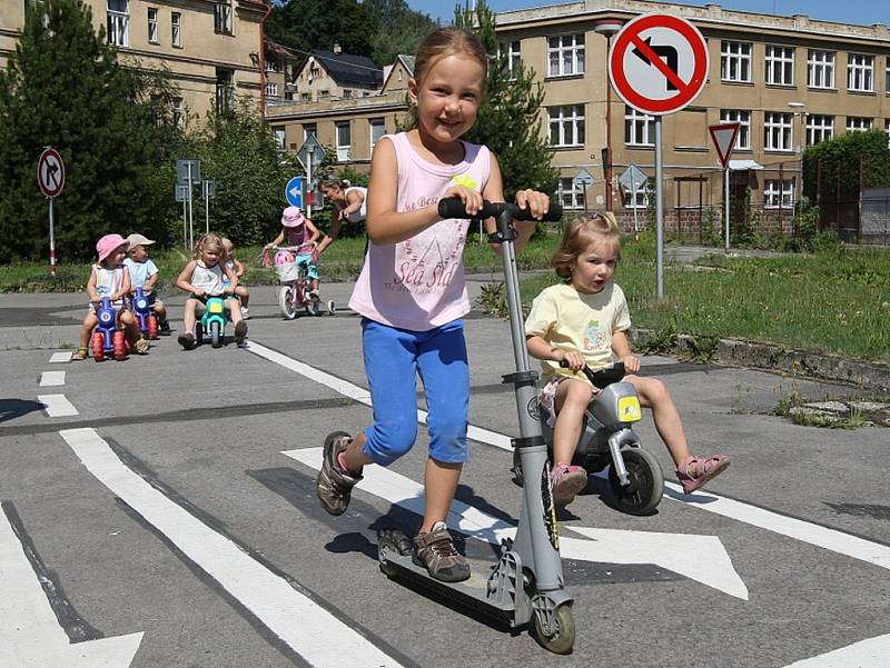 Děti z Mateřského centra Jablíčko si vyzkoušeli jízdu na na odstrkovadlech nebo koloběžkách na jabloneckém dopravním hřišti