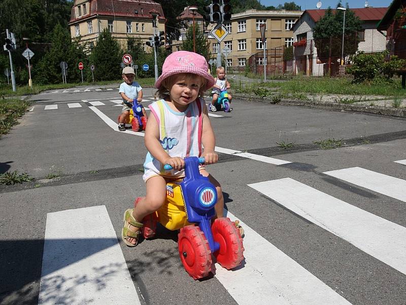 Děti z Mateřského centra Jablíčko si vyzkoušeli jízdu na na odstrkovadlech nebo koloběžkách na jabloneckém dopravním hřišti