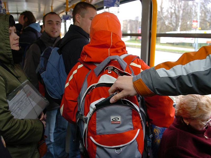 BATOH NA ZÁDECH SE NEMUSÍ VYPLATIT. To zjistila i žena, kterou v pátek v autobuse okradl kapsář. Kvůli nedostatečné opatrnosti přišla o tři tisíce korun a také osobní doklady.