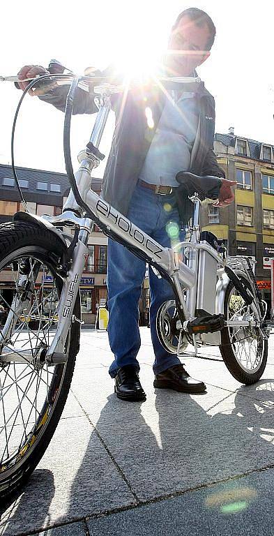 Kola mají úctyhodný dojezd, za pomoci příšlapu ujedou na jedno nabití až 60 kilometrů a uvezou kolem 130 kilogramů zátěže. Jak neuvěřitelně kola zrychlují i v jízdě do kopce, se přesvědčili návštěvníci akce na vlastní kůži.