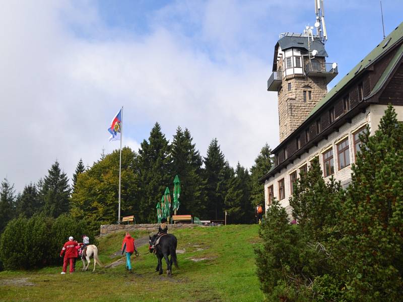 PODZIMNÍ VEJŠLAPY KE KRÁLOVCE. Sobotní vydařená akce oslavovala zrekonstruovanou věž i zázemí s restaurací a terasou.  V areálu připravili program nejen pro nejmenší, kteří si užili výtvarné dílny, drobné soutěže, skákací hrad  a loutková představení. 