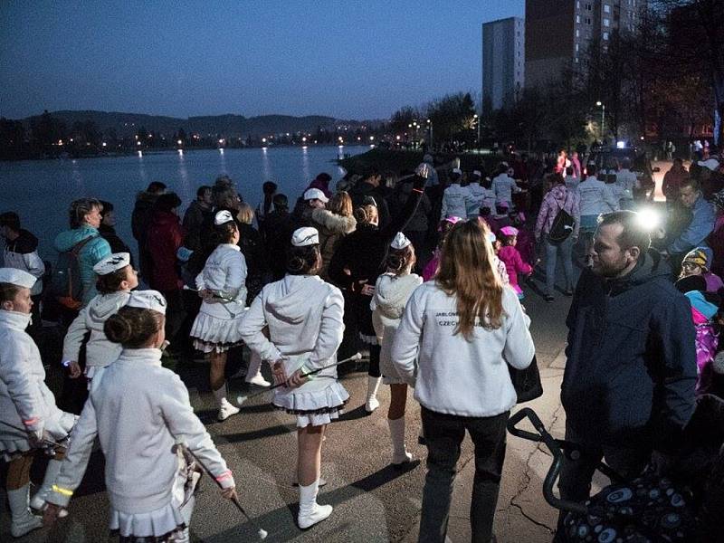 Jablonecký ohňostroj na přehradě a lampionový průvod pod vedením mažoretek Jablonecká jablíčka. 