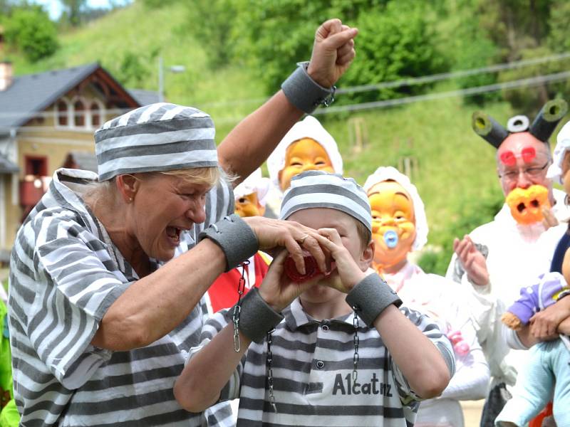 Tradiční neckyáda na Jizeře v areálu Žlutých lázní vyvrcholila sjezdem splavu.